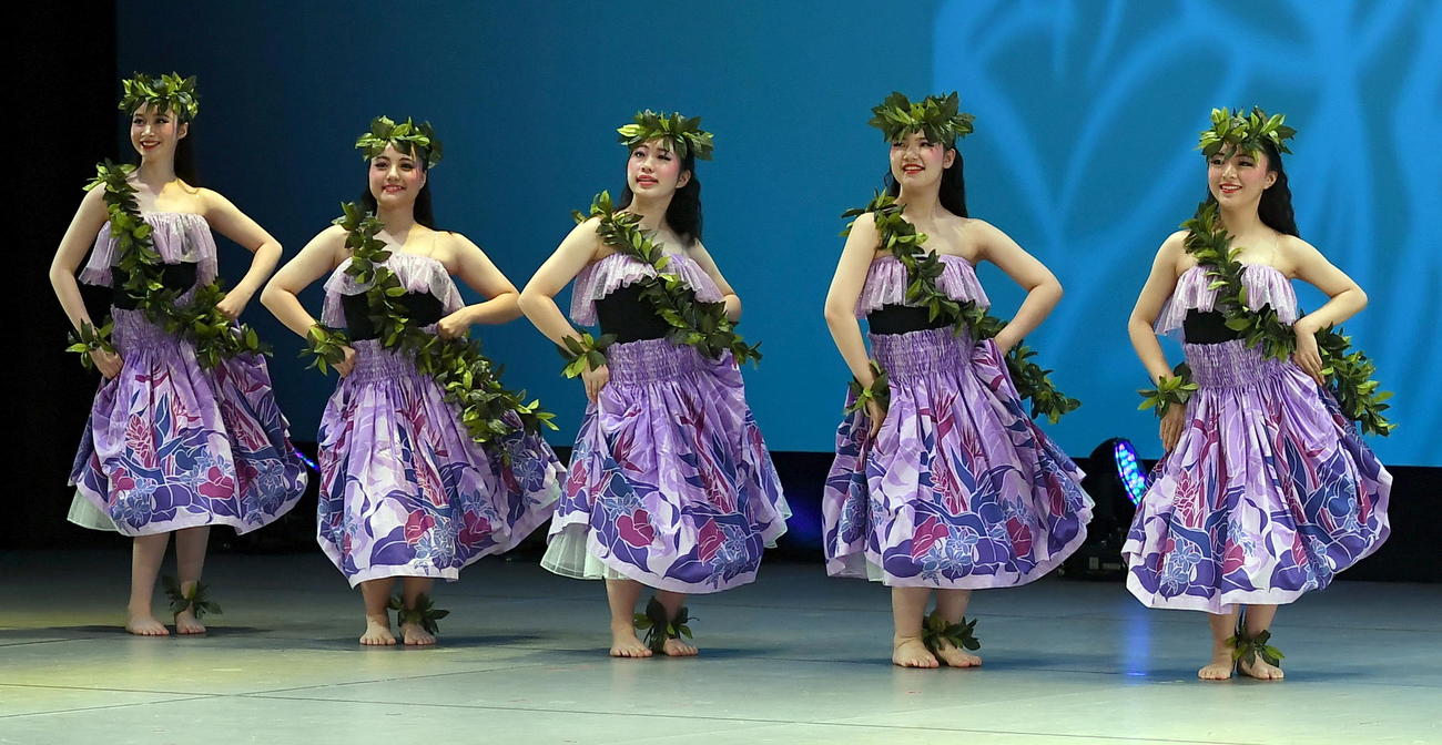 自由曲演技で笑顔で踊る周防大島のフラダンサーたち（撮影・鎌田直秀）
