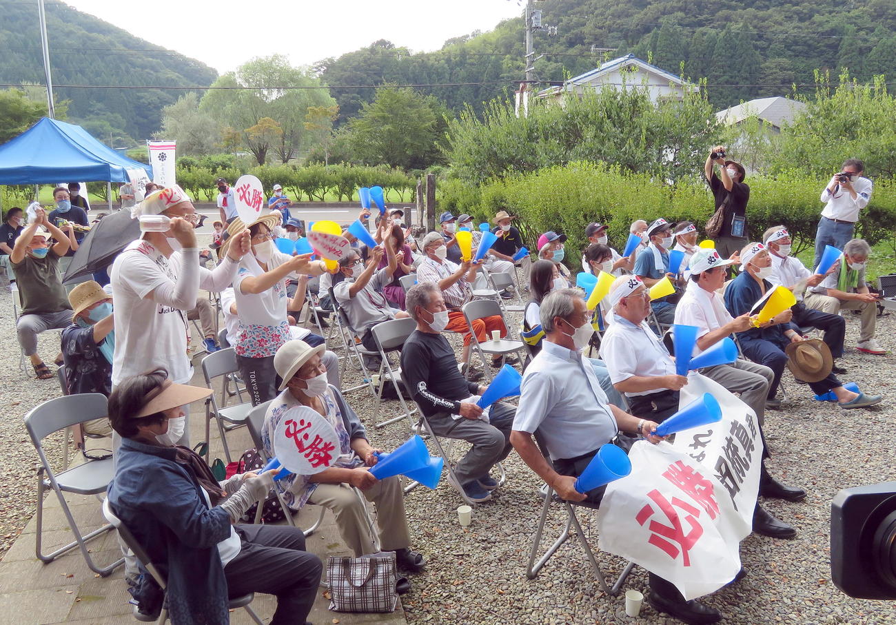 白河神社敷地内の白河の関跡でのパブリックビューイングで仙台育英を応援する白河市民たち（撮影・鎌田直秀）