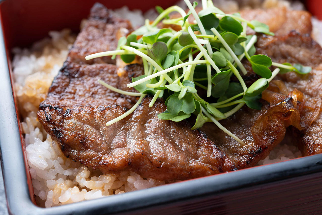 肉のまち福知山ステーキ重定食（福知山市役所提供）