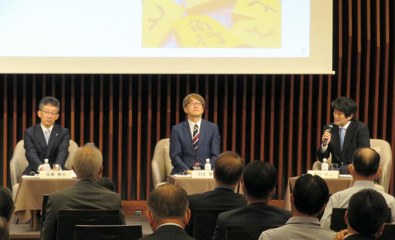 経済同友会の会員懇談会でトークを繰り広げる羽生善治九段（右から2人目）ら棋士たち。右は森内俊之九段、左は日本将棋連盟会長の佐藤康光九段（撮影・鎌田直秀）