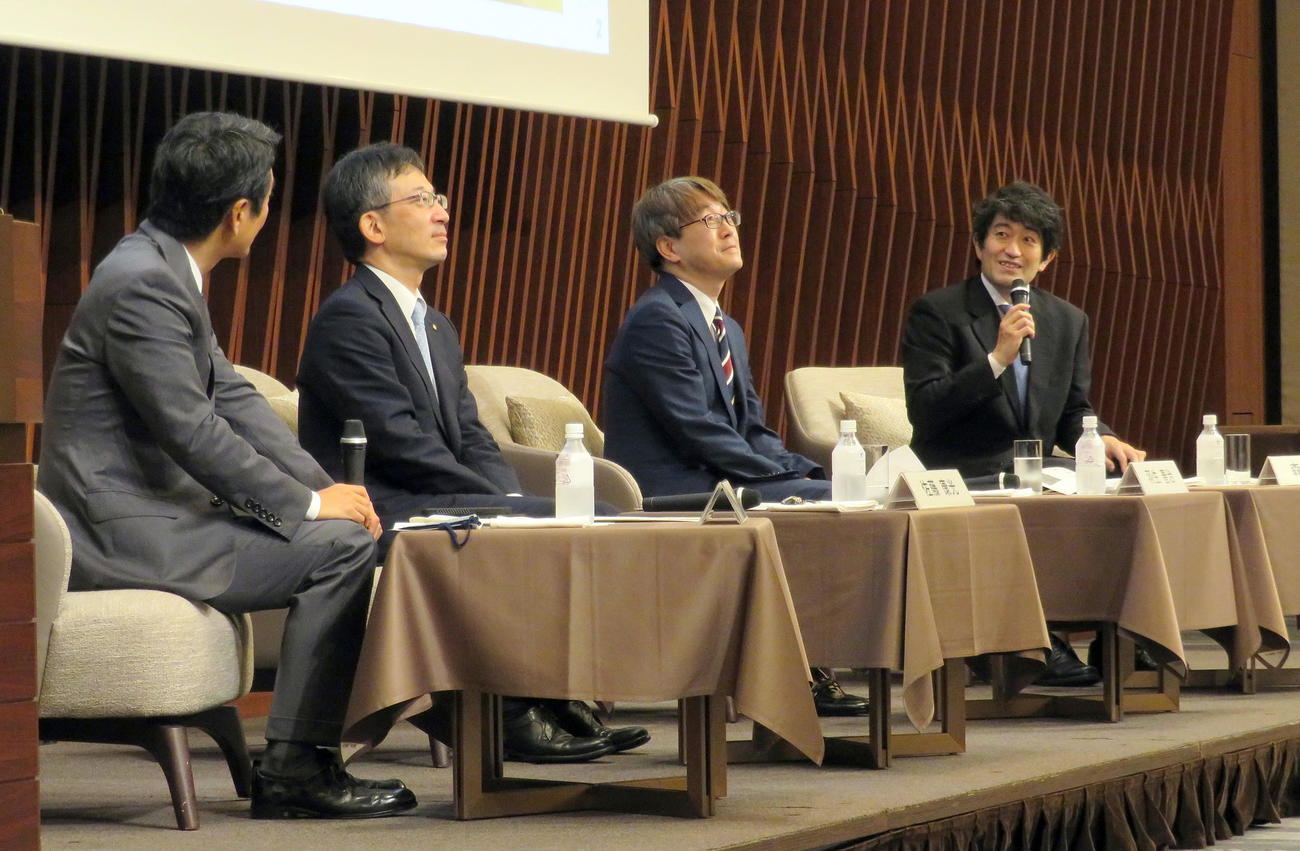 経済同友会の会員懇談会でトークを繰り広げる羽生善治九段（右から2人目）ら棋士たち。右は森内俊之九段、左から2人目は日本将棋連盟会長の佐藤康光九段（撮影・鎌田直秀）