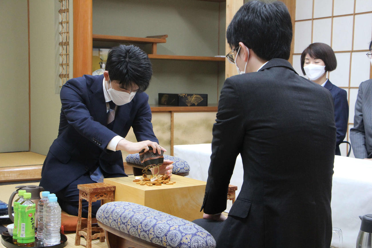 お～いお茶杯第63期王位戦7番勝負第4局の前日検分を行った藤井聡太王位（奥）と豊島将之九段（日本将棋連盟）