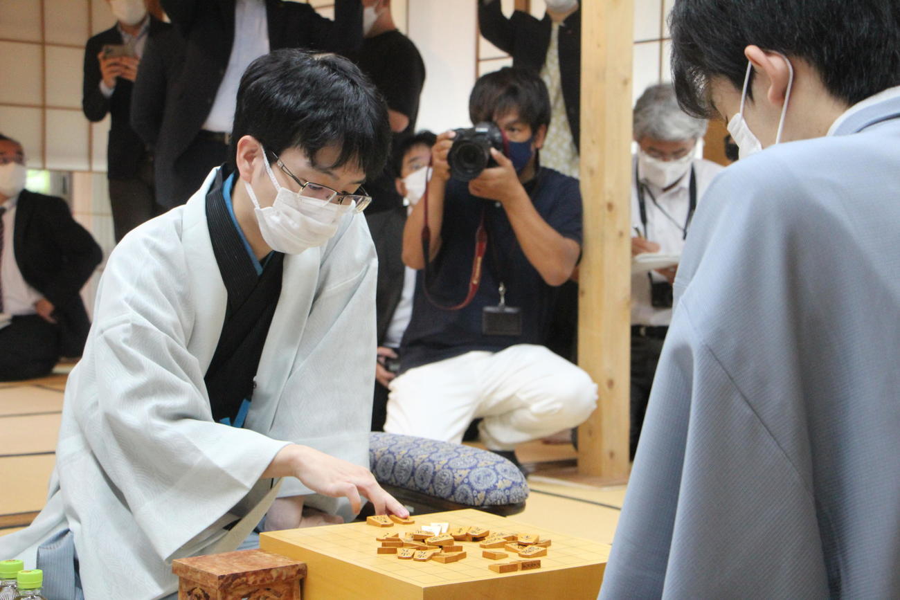 藤井聡太王位が豊島将之九段と対局開始 勝てば3連覇に王手をかけ20代初タイトルが視野に - 社会写真ニュース : 日刊スポーツ