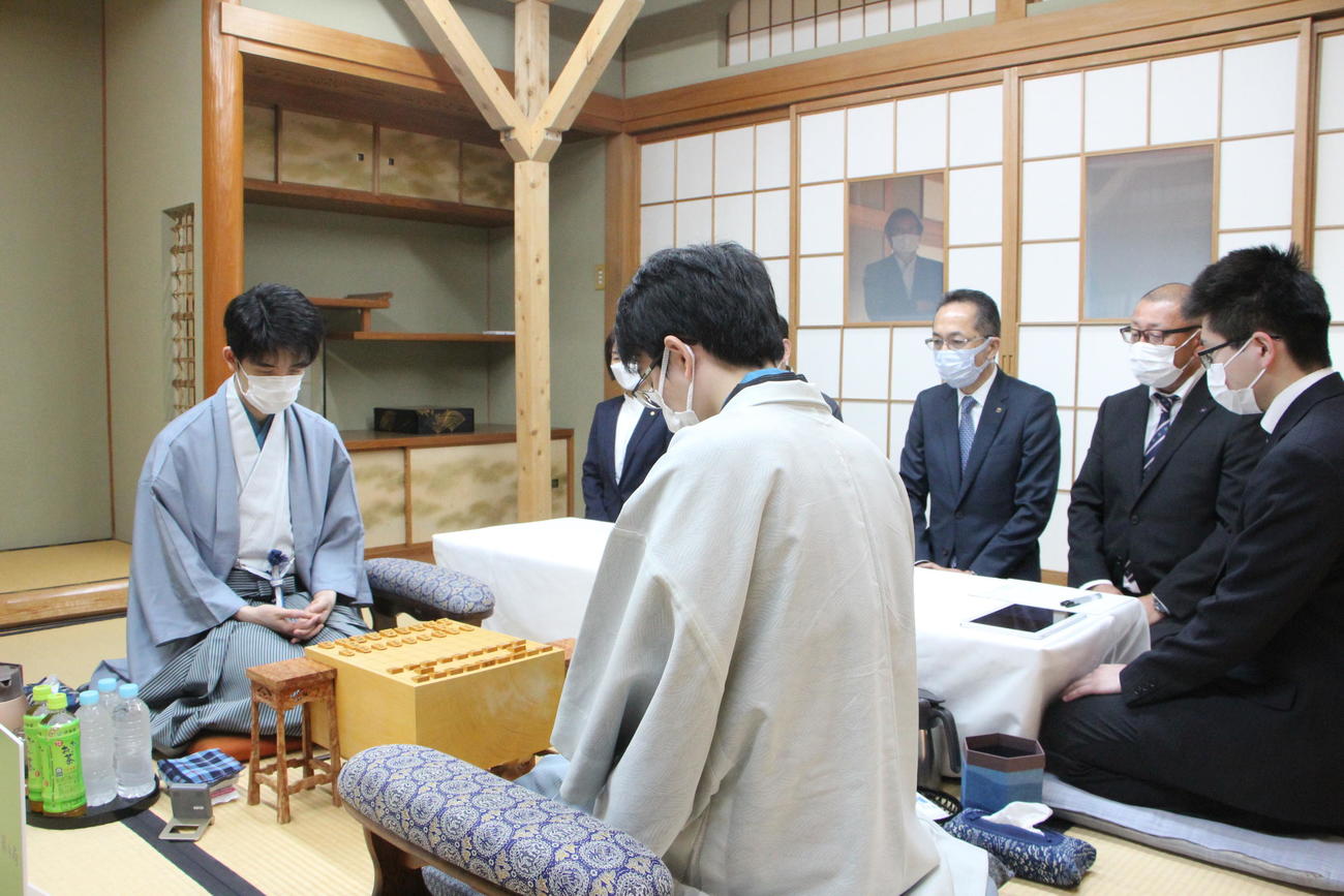 「お～いお茶杯第63期王位戦7番勝負第4局」に臨んだ藤井聡太王位（左）、豊島将之九段（日本将棋連盟提供）