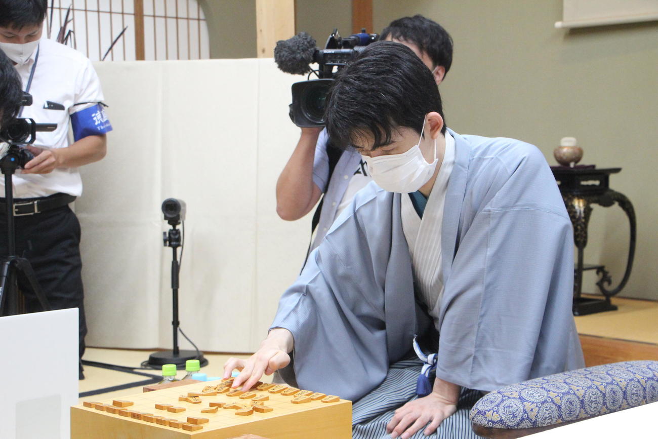 「お～いお茶杯第63期王位戦7番勝負第4局」に臨んだ藤井聡太王位（日本将棋連盟提供）