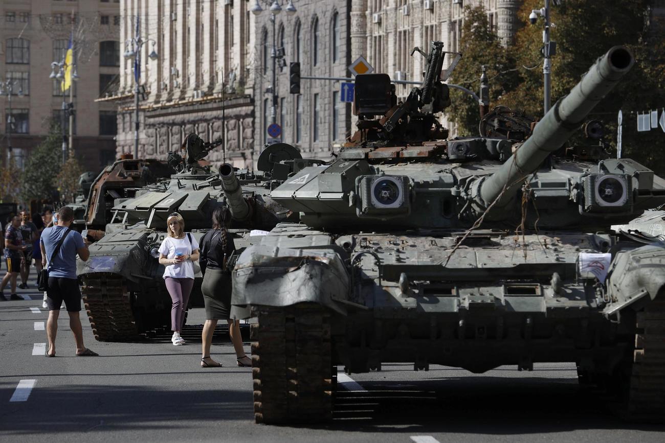 ウクライナの独立記念日を迎え、首都キーウの中心街に展示されたロシア軍の戦車など＝24日（共同）
