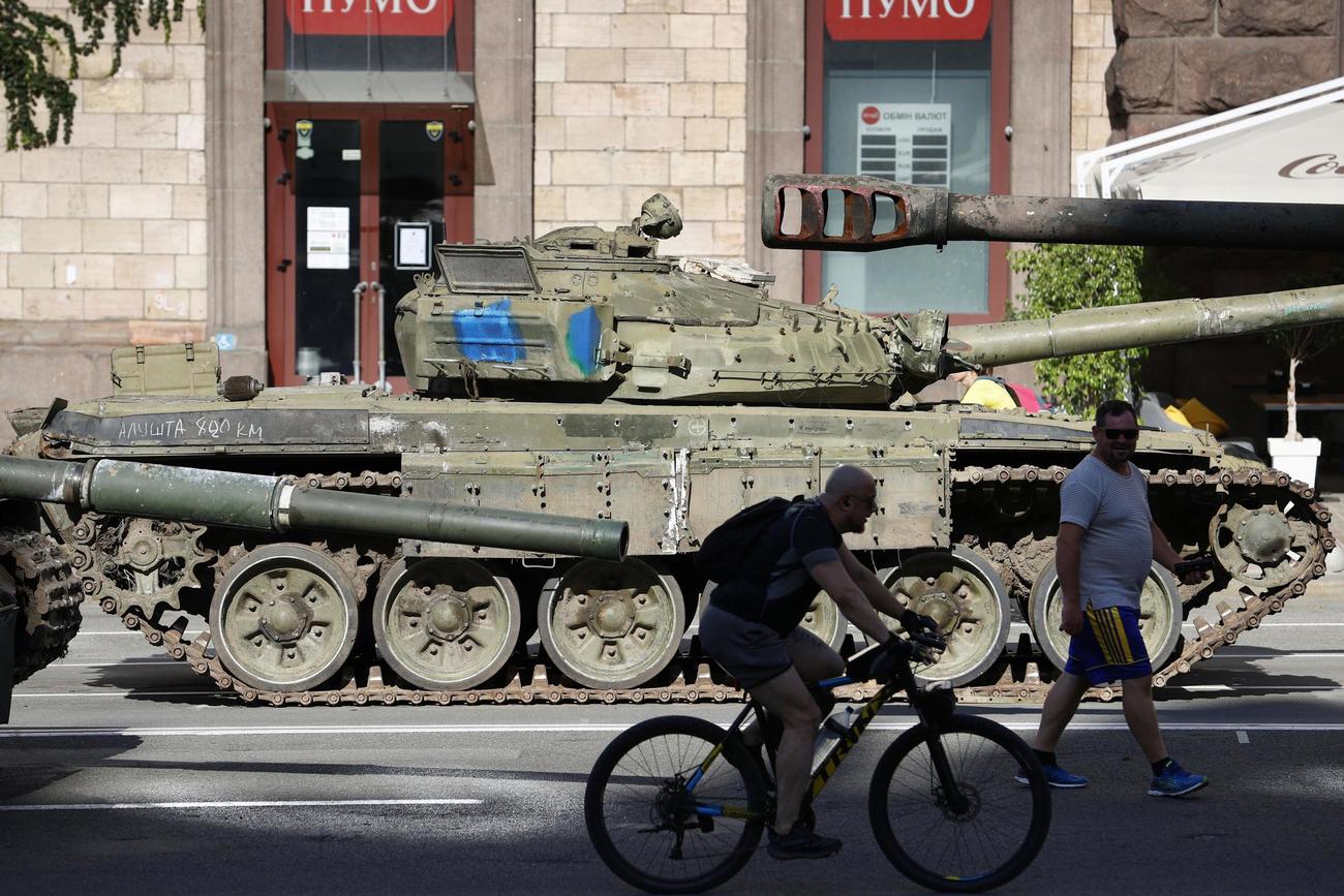 ウクライナの独立記念日を迎え、首都キーウの中心部に展示されたロシア軍の戦車など＝24日（共同）
