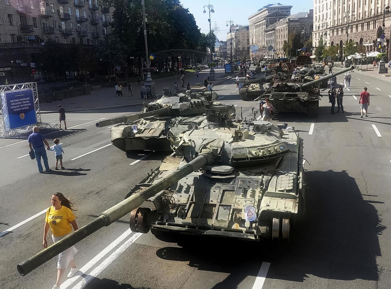 ウクライナの独立記念日を迎え、首都キーウの中心街に展示されたロシア軍の戦車など＝24日（共同）