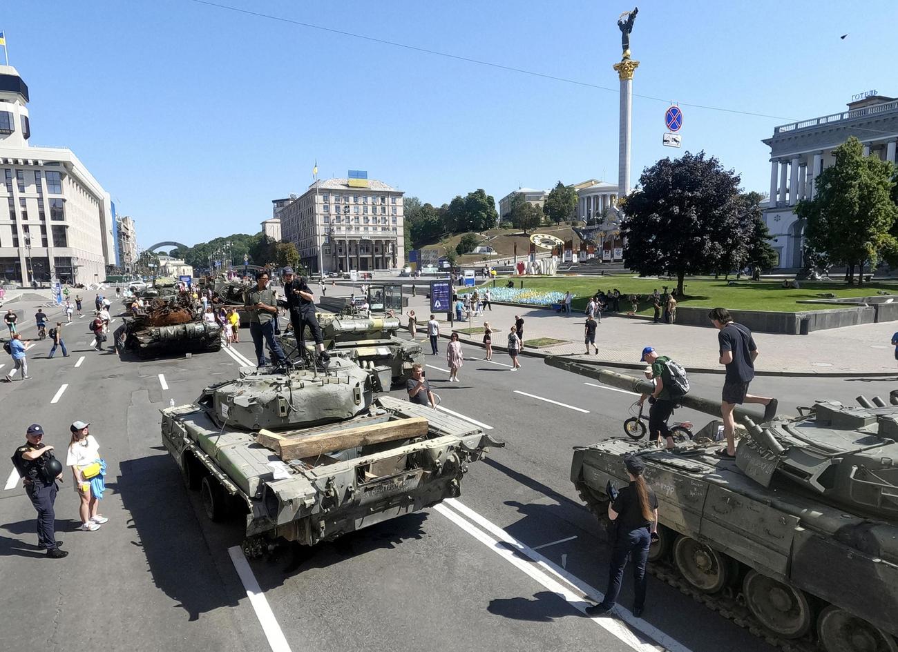 ウクライナの独立記念日を迎え、首都キーウの中心街に展示されたロシア軍の戦車など＝24日（共同）
