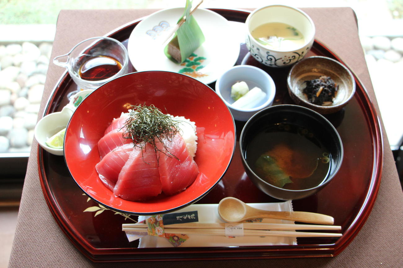 藤井聡太王位が昼食に注文した「鉄火丼」（日本将棋連盟提供）