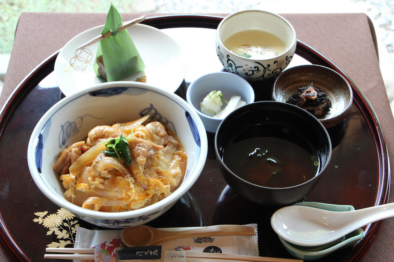 豊島将之九段が昼食に注文した「親子丼」（日本将棋連盟提供）