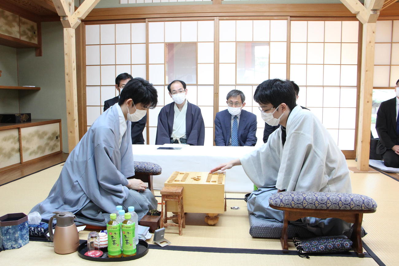 「お～いお茶杯第63期王位戦7番勝負第4局」の2日目に臨んだ藤井聡太王位（左）、豊島将之九段（日本将棋連盟提供）