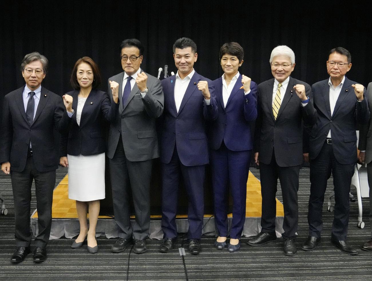 立憲民主党の両院議員総会を終え、記念写真に納まる（左から）安住国対委員長、徳永常任幹事会議長、岡田幹事長、泉代表、西村代表代行、逢坂代表代行、長妻政調会長（共同）