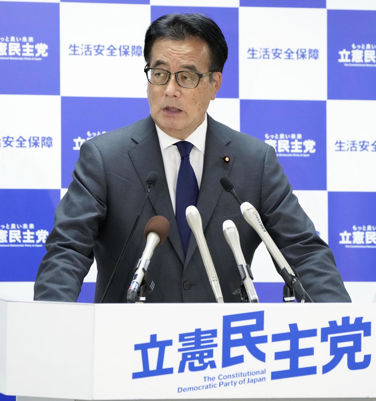 就任の記者会見をする立憲民主党の岡田幹事長（共同）