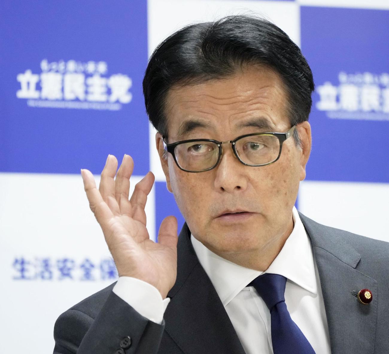 就任の記者会見をする立憲民主党の岡田幹事長（共同）
