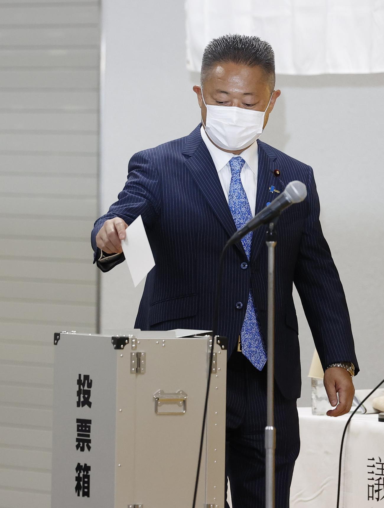 日本維新の会の臨時党大会で代表選の投票をする馬場伸幸共同代表（共同）
