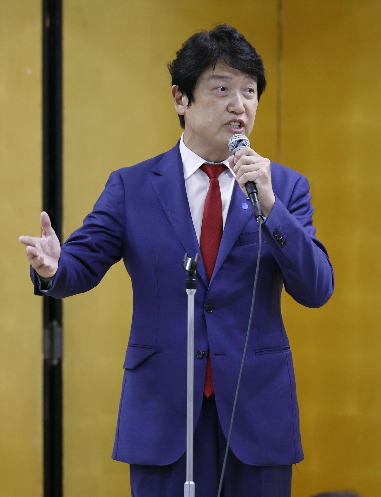 日本維新の会の代表選の投開票を前に、あいさつする足立康史国会議員団政調会長（共同）