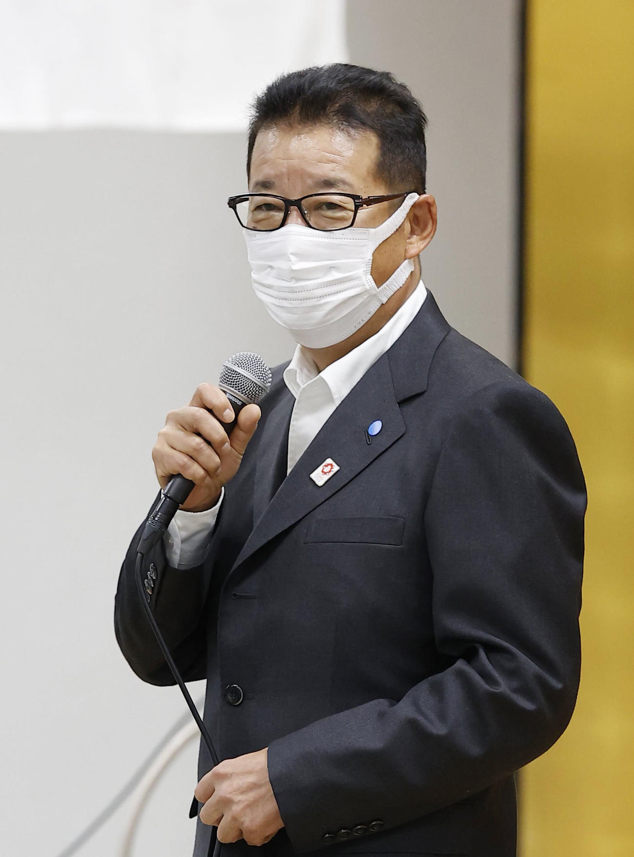 日本維新の会の臨時党大会であいさつする松井一郎代表（共同）