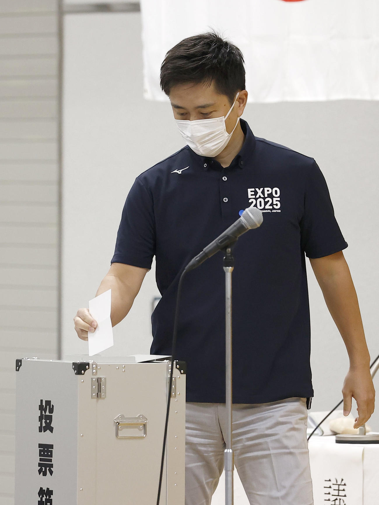 日本維新の会の臨時党大会で代表選の投票をする吉村洋文副代表（共同）