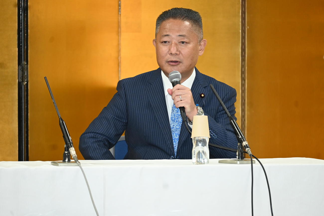会見する馬場伸幸新代表（撮影・松浦隆司）