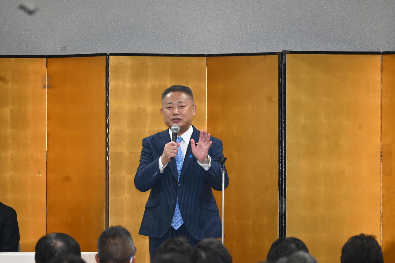 新代表に選出され、あいさつする馬場伸幸（撮影・松浦隆司）