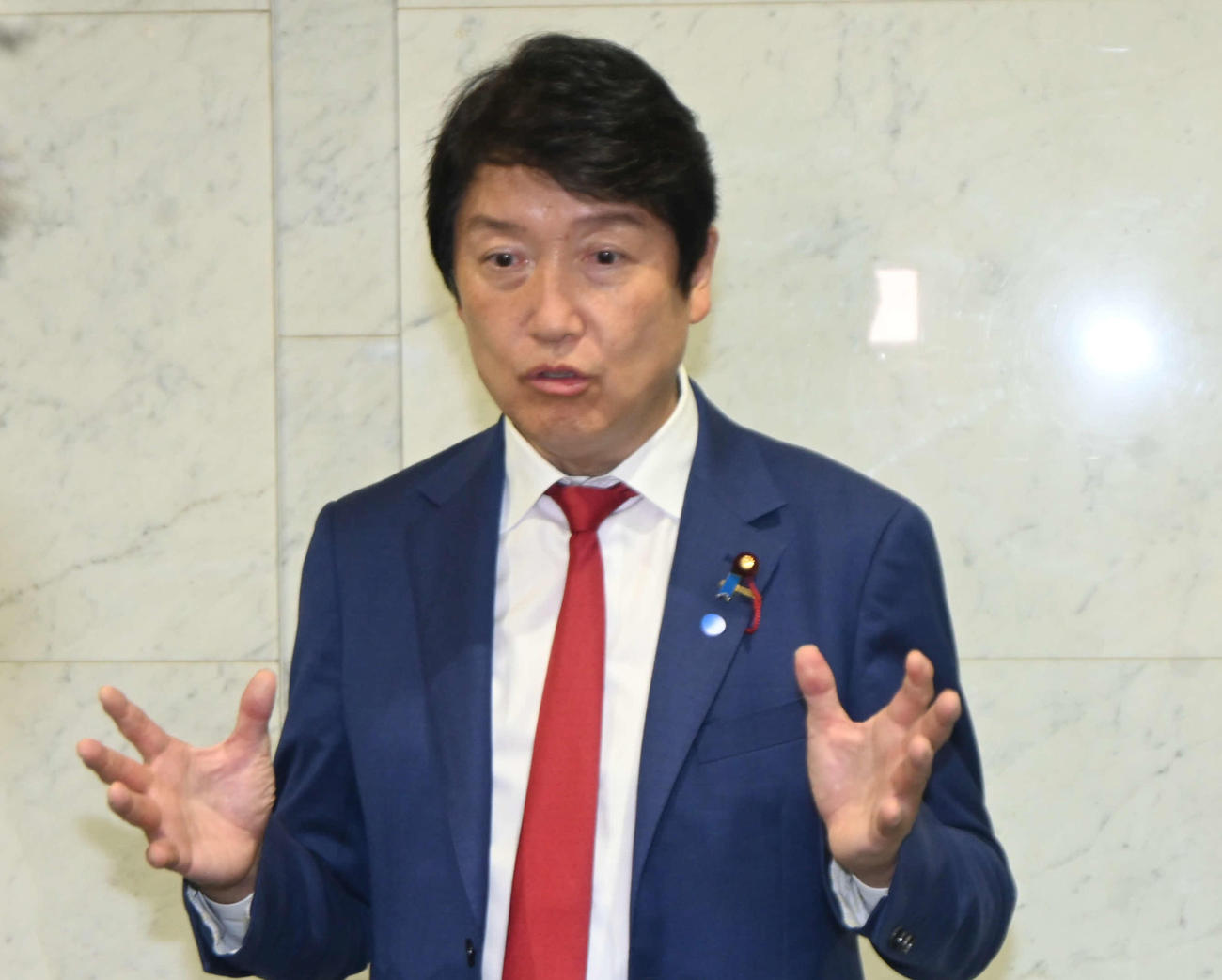代表選の開票後、取材に応じる足立康史国会議員団政調会長（撮影・松浦隆司）