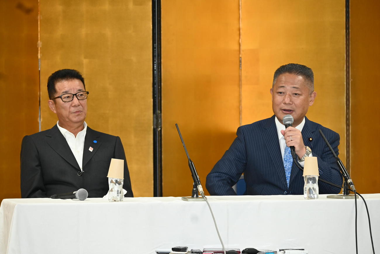 松井一郎氏とともに会見する馬場伸幸新代表（撮影・松浦隆司）