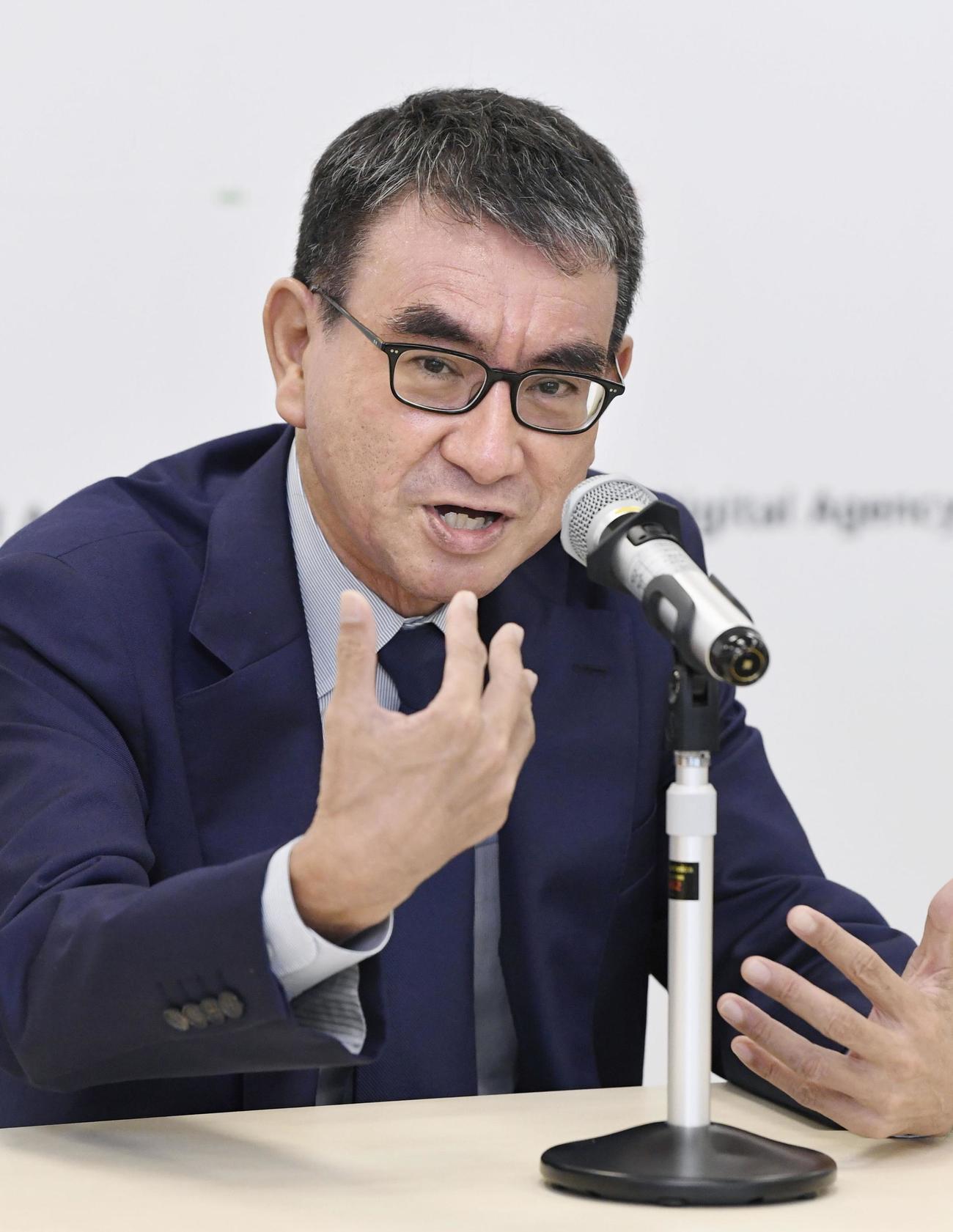 インタビューに答える河野デジタル相（共同）