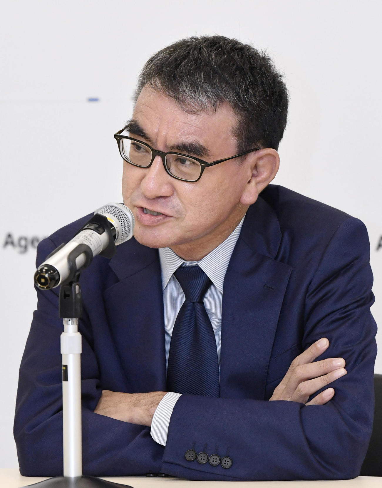 インタビューに答える河野デジタル相（共同）