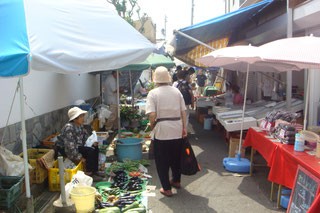 地元民や観光客でにぎわう日本三大朝市の1つ勝浦朝市（勝浦市観光協会提供）