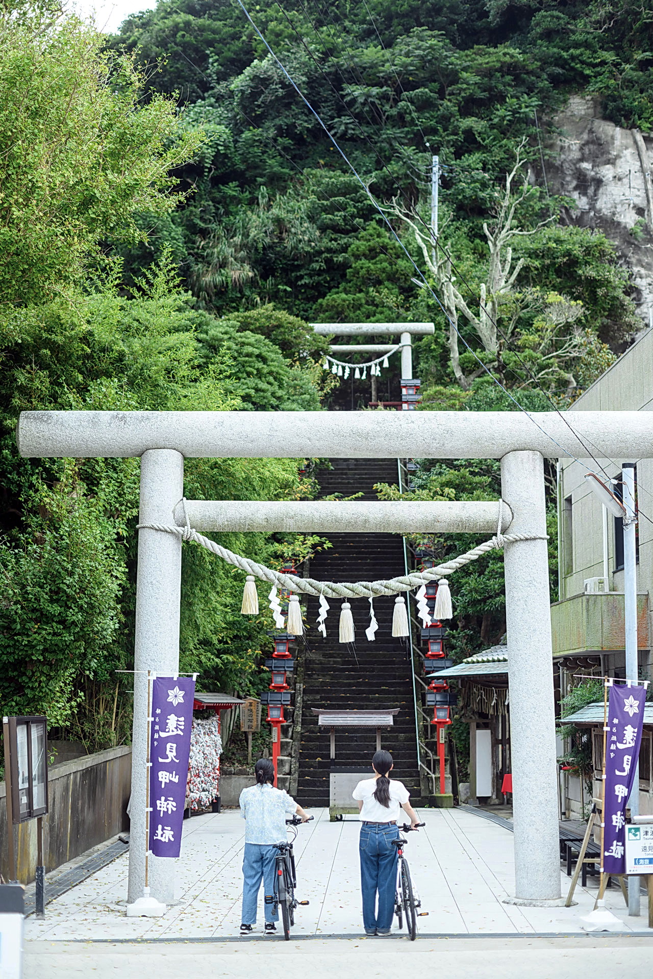 春には「かつうらビッグひなまつり」が開催される遠見岬神社（勝浦市観光協会提供）