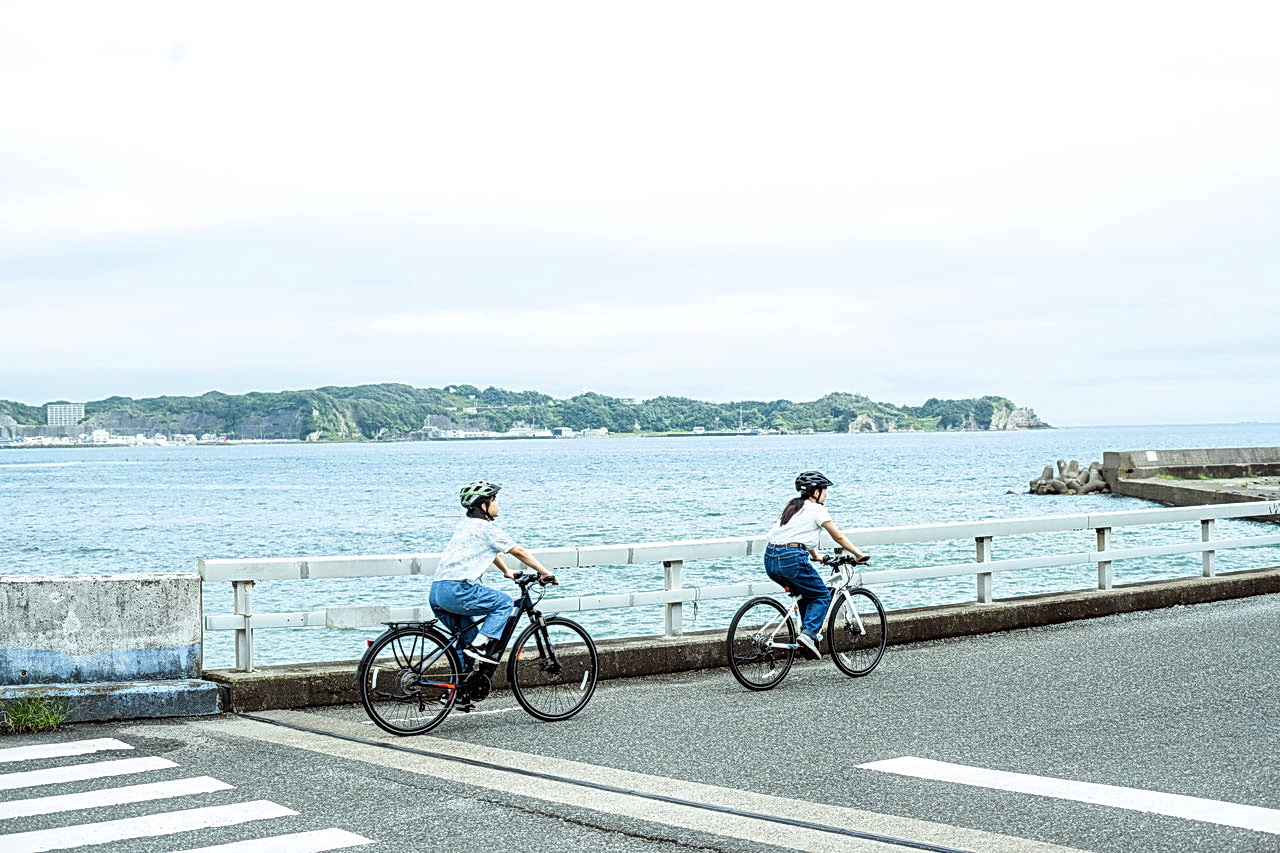 サイクリングコースとしても人気な海も望む山間部（勝浦市観光協会提供）