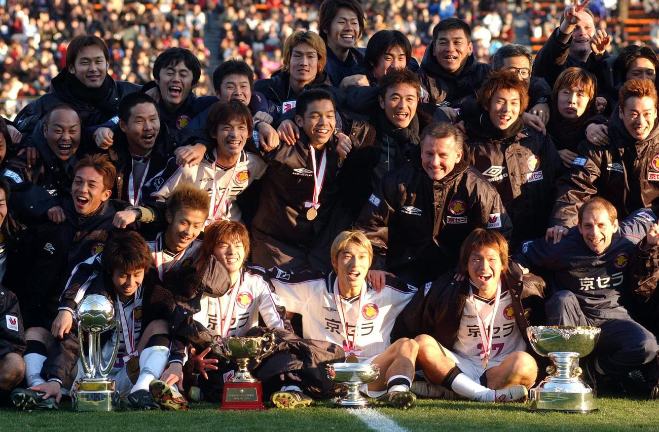 鹿島対京都　鹿島を破り天皇杯で優勝を飾った京都イレブンは笑顔で記念撮影に納まった（2003年01月01日撮影）
