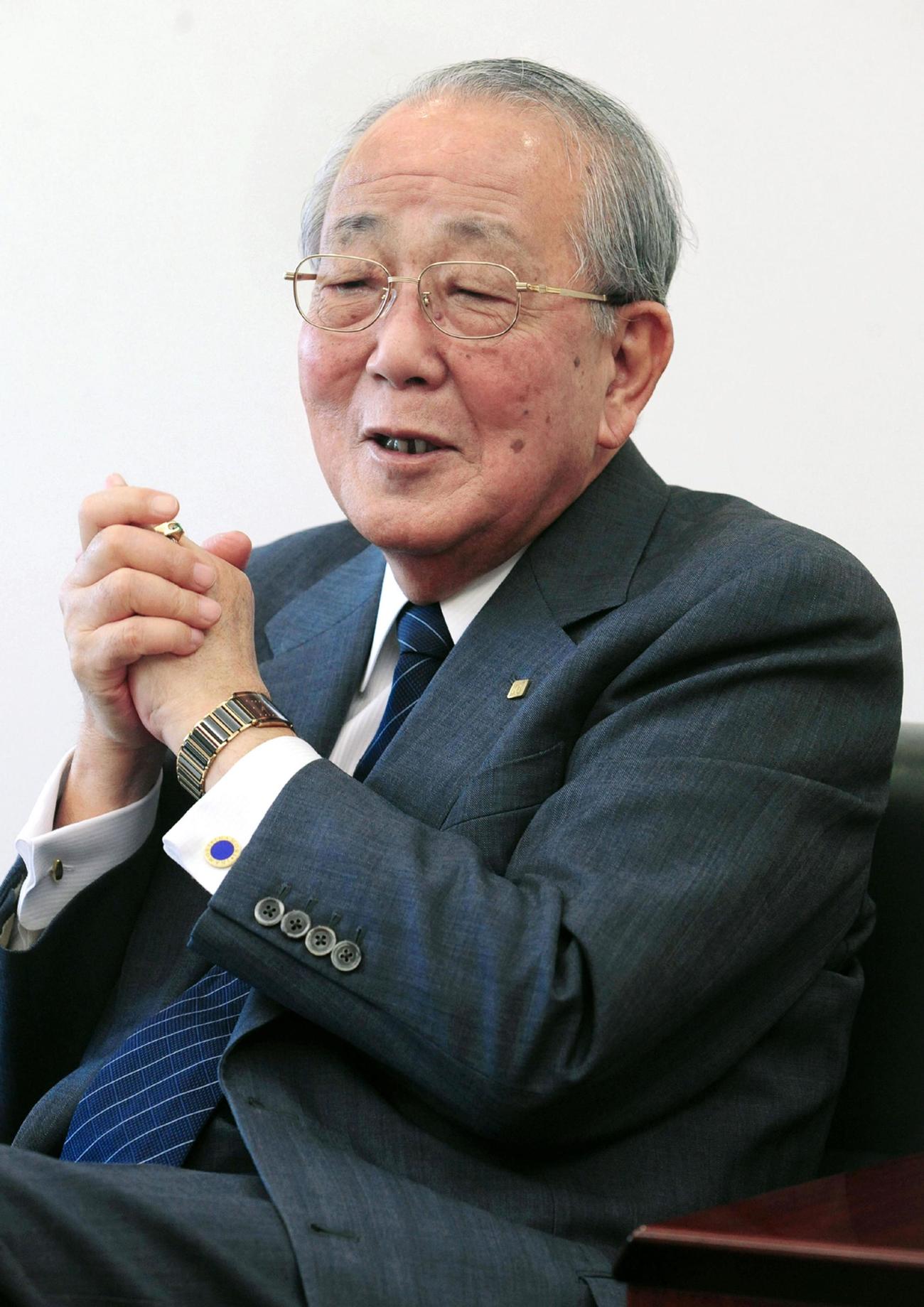 2014年、京都市伏見区の京セラ本社でインタビューに応じる稲盛和夫さん（共同）