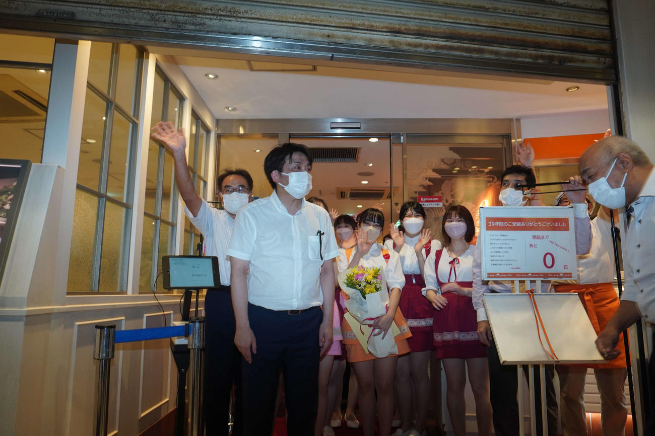 約40年の歴史に幕を下ろしたアンナミラーズ高輪店のスタッフ（撮影・沢田直人）