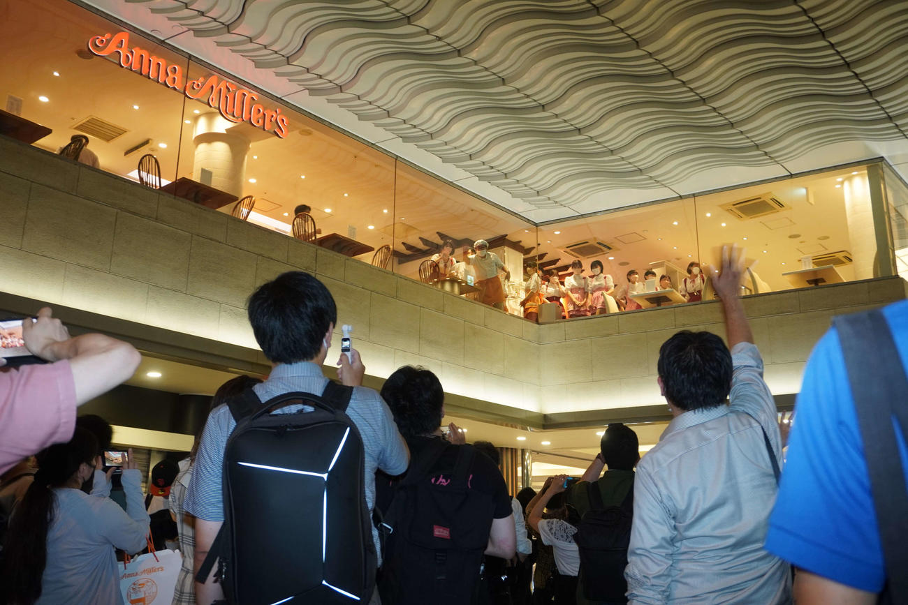 約40年の歴史に幕を下ろし、集まったファンに手を振るアンナミラーズ高輪店のスタッフ（撮影・沢田直人）