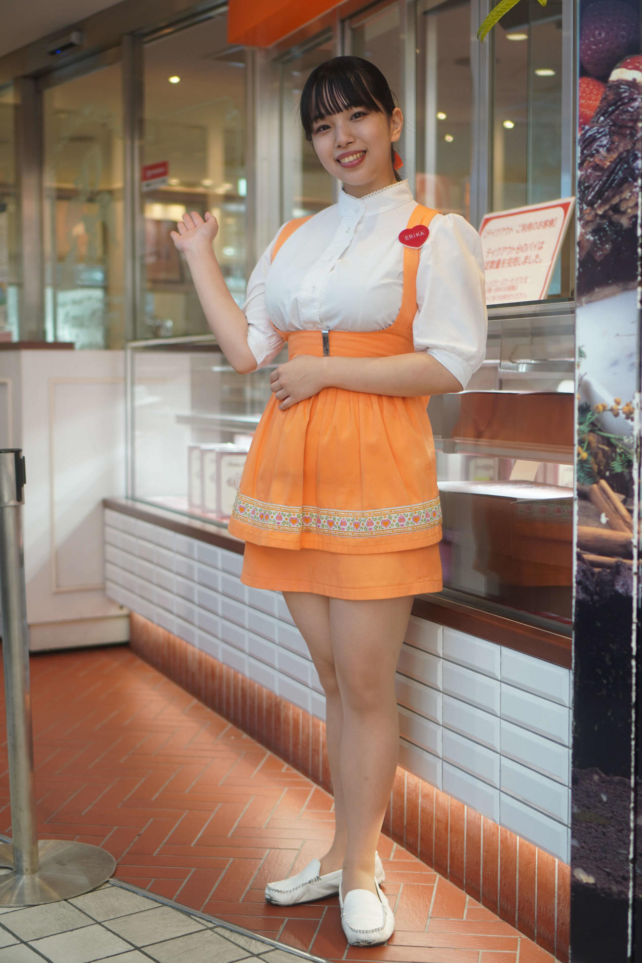 笑顔を見せるアンナミラーズ高輪店の店員（撮影・沢田直人）