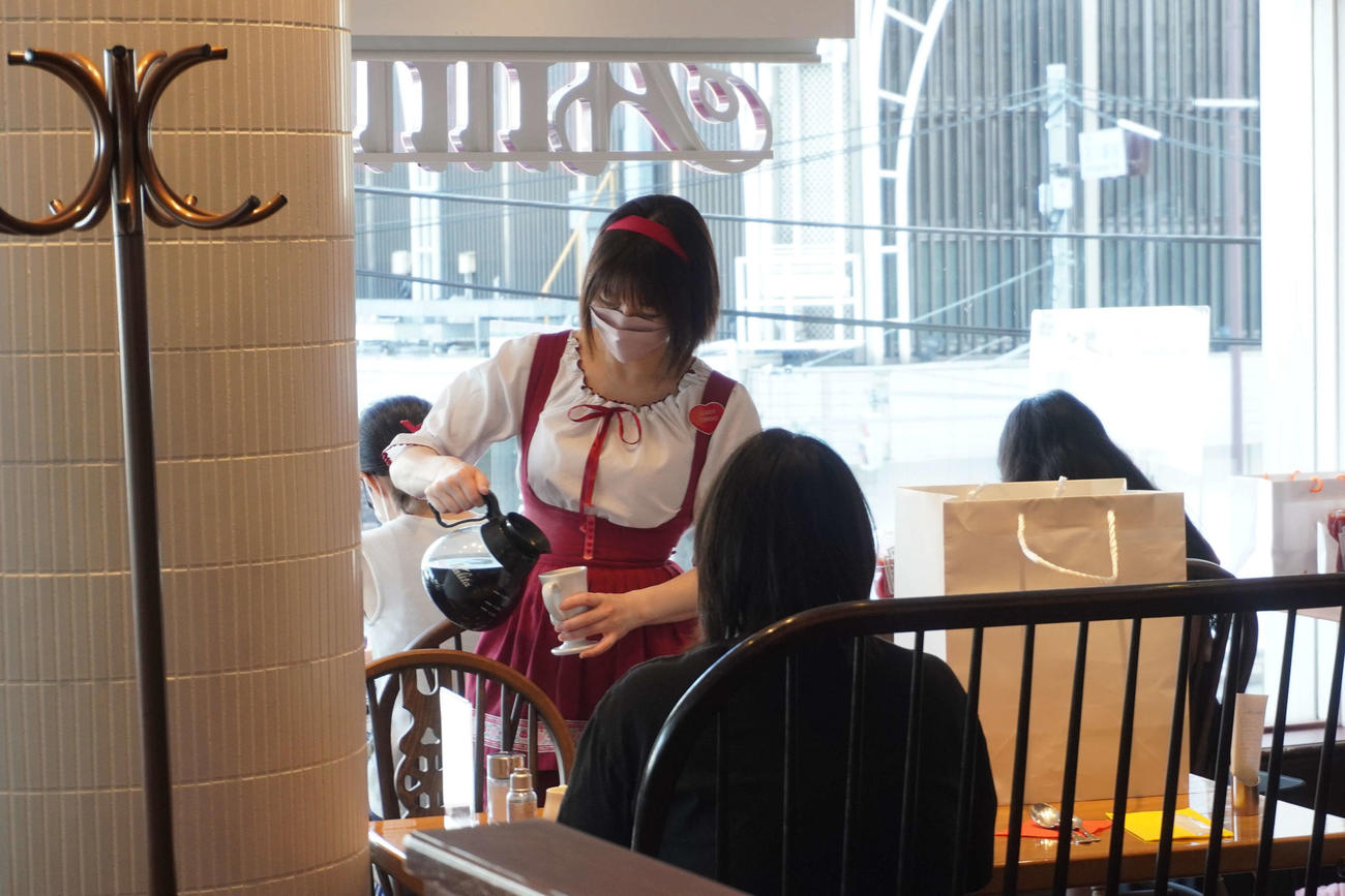 アンナミラーズ高輪店で接客をする店員（撮影・沢田直人）