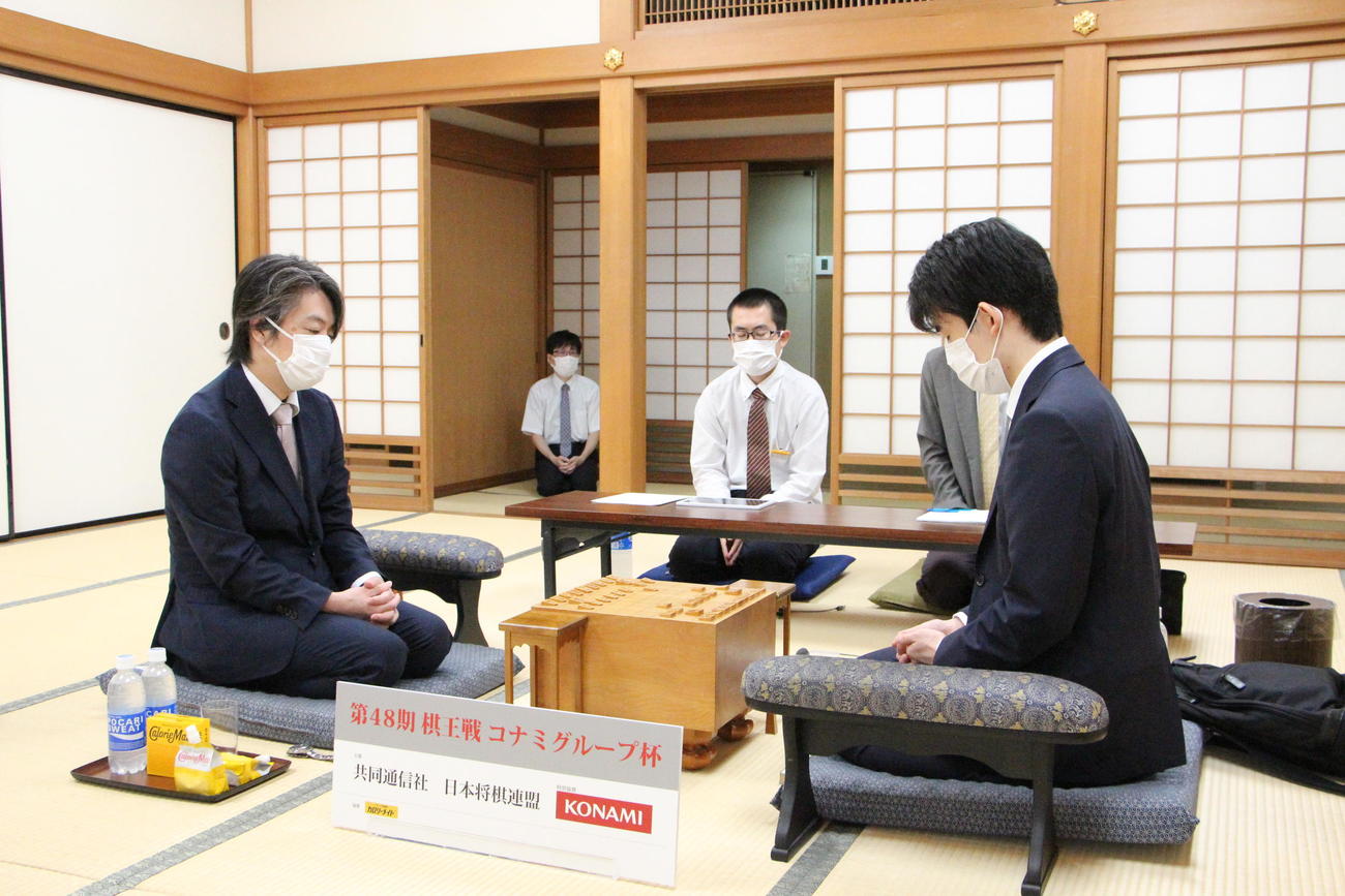 第48期棋王戦コナミグループ杯挑戦者決定トーナメント3回戦に臨んだ久保利明九段（左）、藤井聡太竜王（外部提供）
