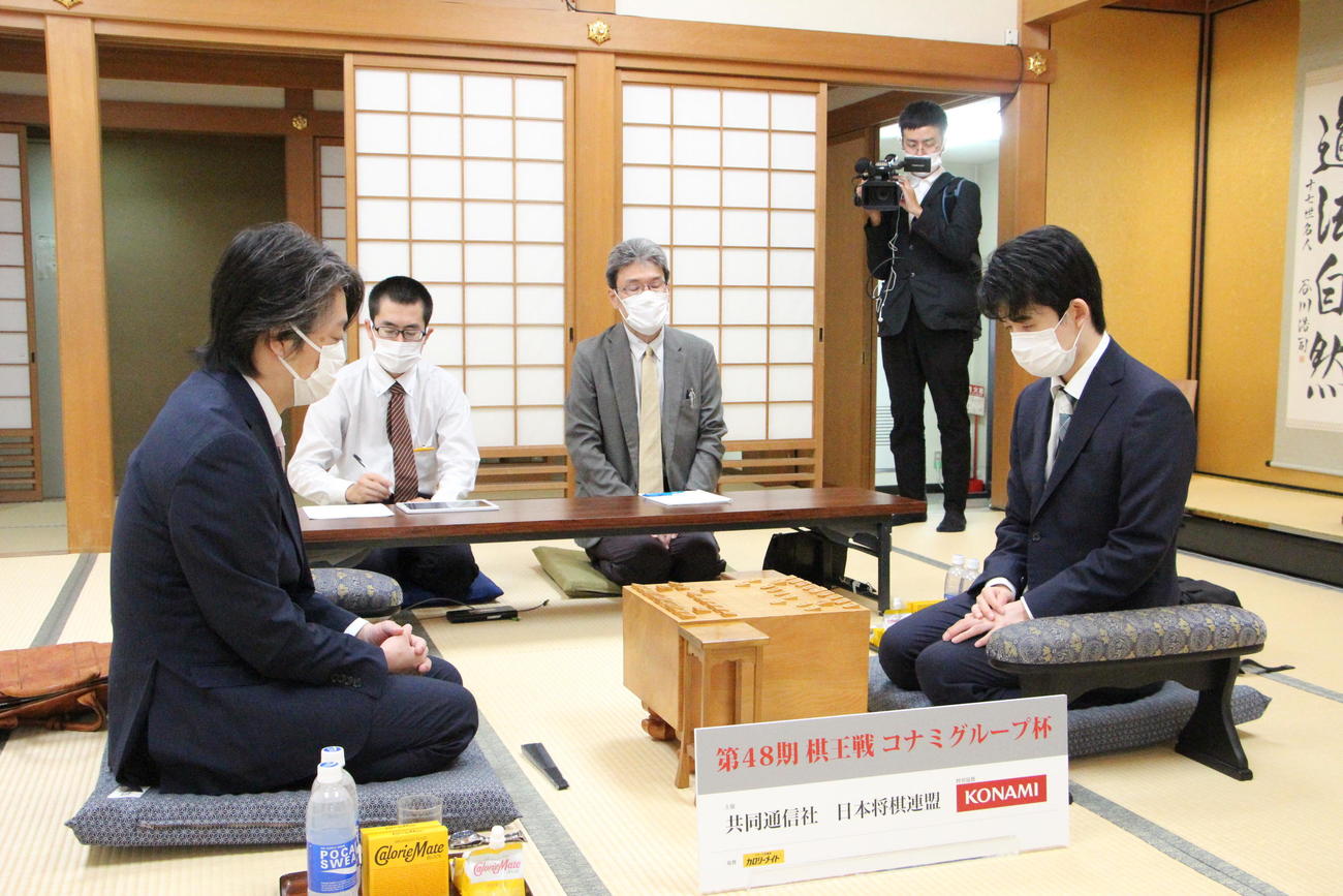 第48期棋王戦コナミグループ杯挑戦者決定トーナメント3回戦に臨んだ久保利明九段（左）、藤井聡太竜王（日本将棋連盟提供）
