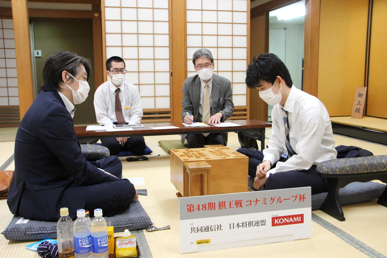 感想戦を行う久保利明九段（左）、藤井聡太竜王（日本将棋連盟提供）