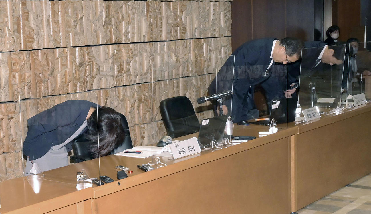 記者会見の冒頭、謝罪するNHKの安保華子理事（左）ら（共同）