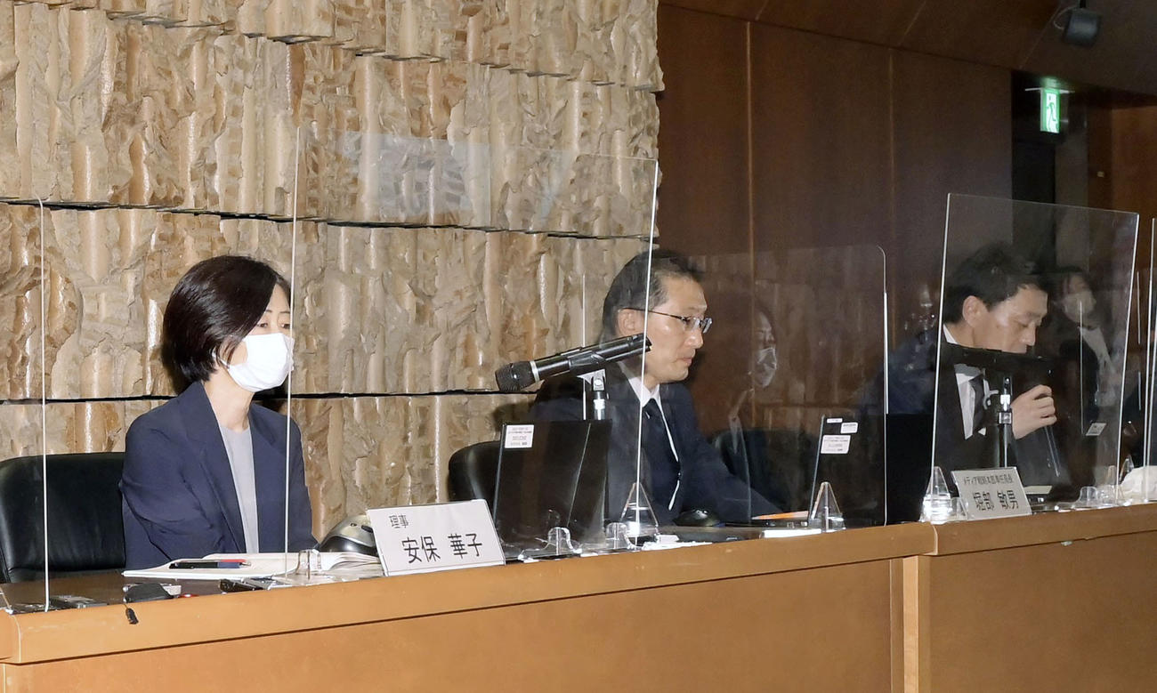 記者会見するNHKの安保華子理事（左）ら（共同）