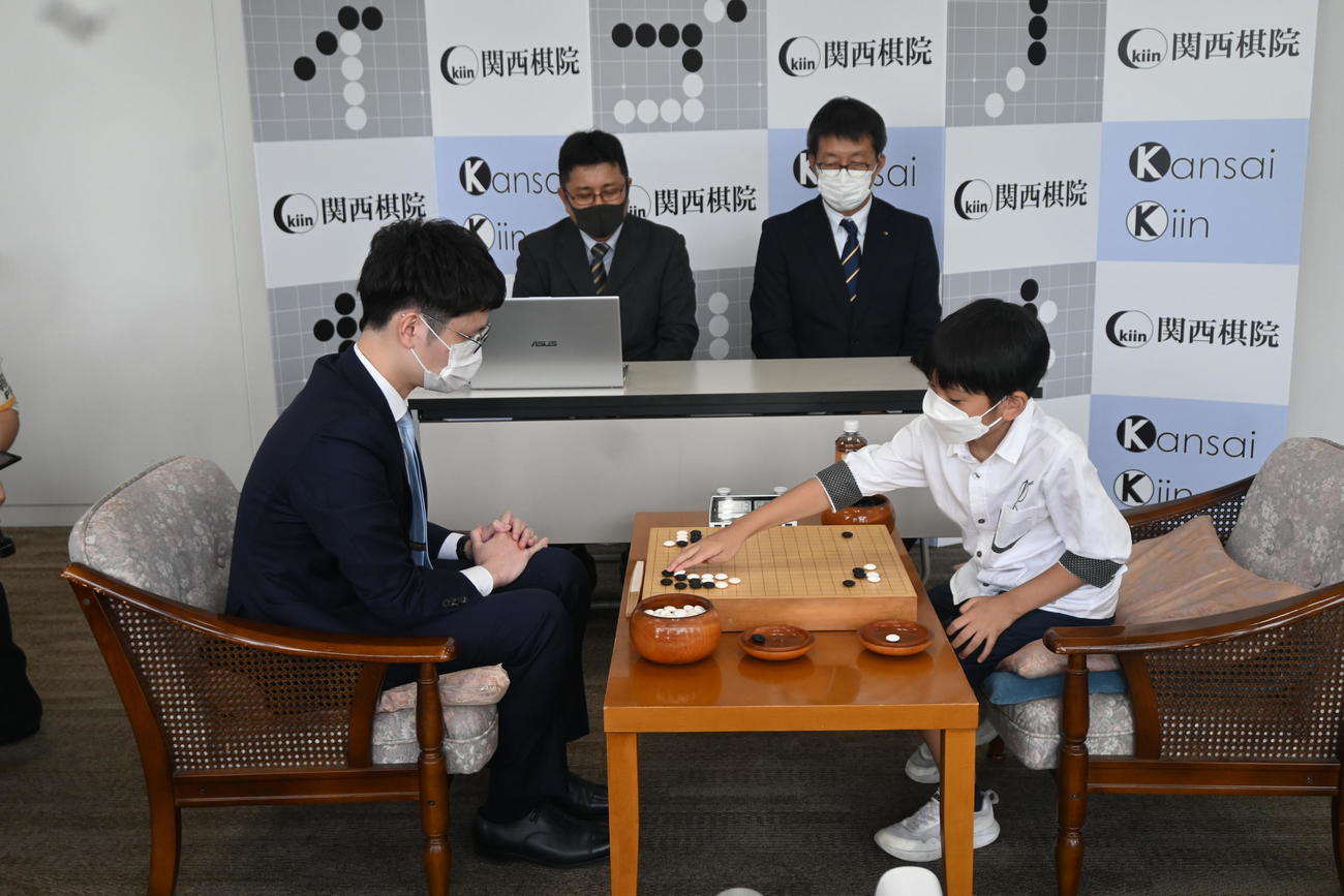 余正麒八段（左）との記念対局に臨んだ藤田怜央初段（撮影・松浦隆司）