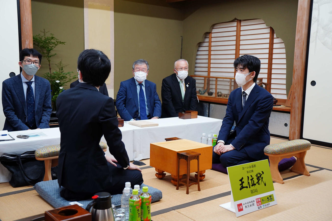 対局会場で前日検分を行う藤井聡太王位（右）と豊島将之九段（左、日本将棋連盟提供）