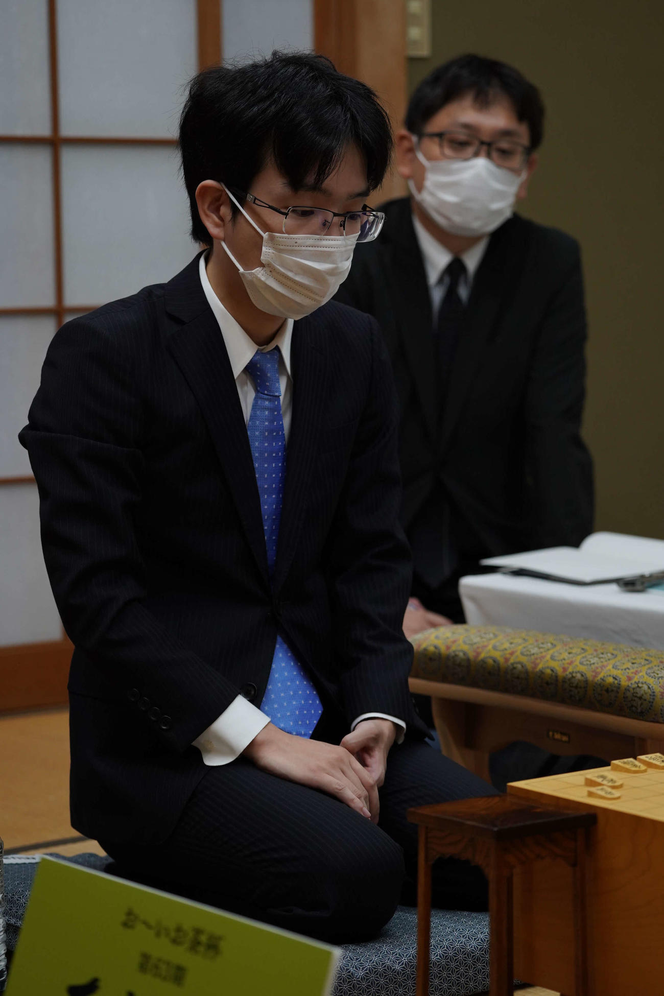 前日検分を行う豊島将之九段（日本将棋連盟提供）