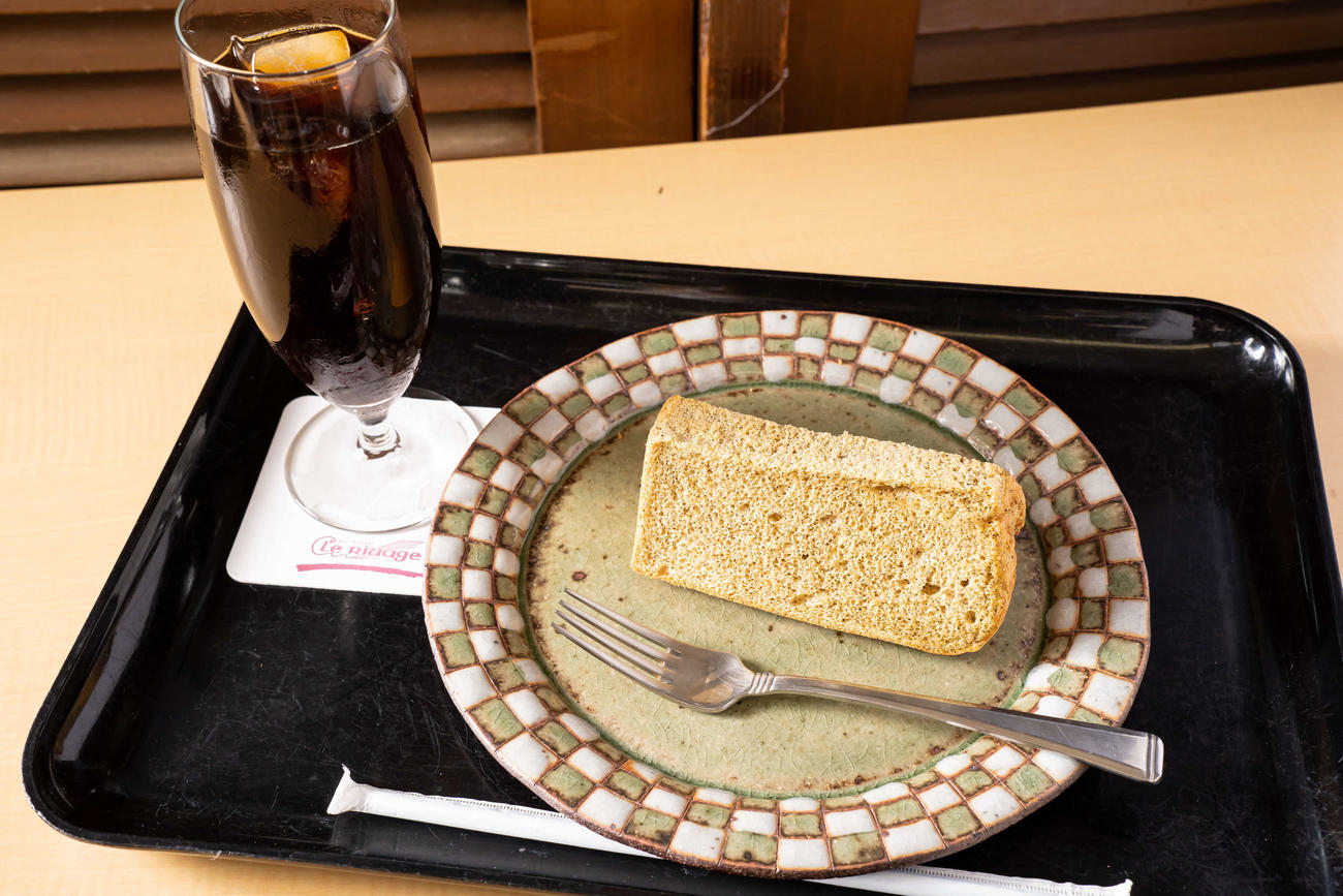 藤井聡太王位の初日午前のおやつは「牧之原和紅茶しふぉん」とアイスコーヒー（日本将棋連盟提供）