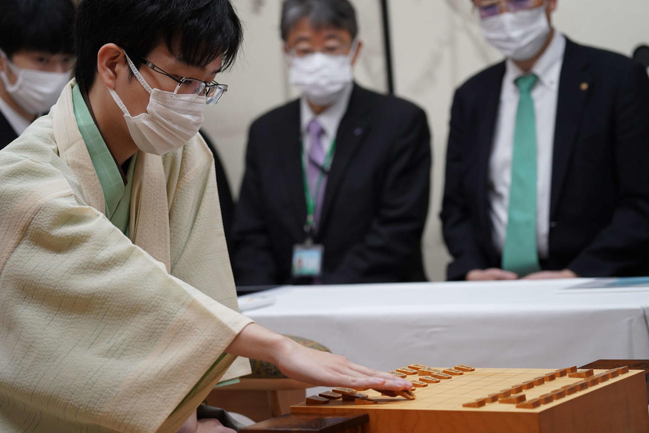 シリーズ1勝3敗でかど番の先手豊島将之九段（日本将棋連盟提供）