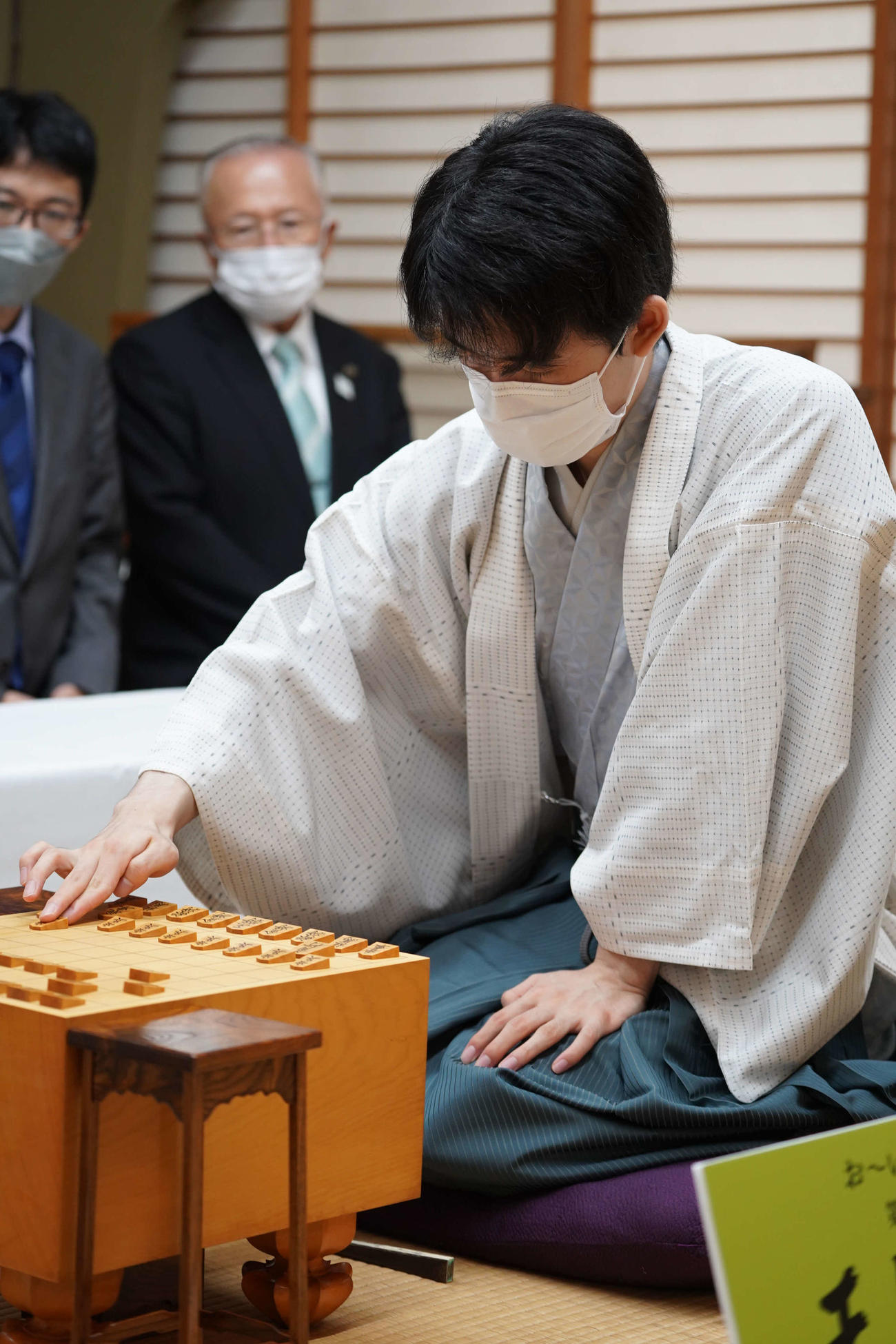 今局に勝てば20代初タイトル獲得と同時に王位戦3連覇となる藤井聡太王位（日本将棋連盟提供）