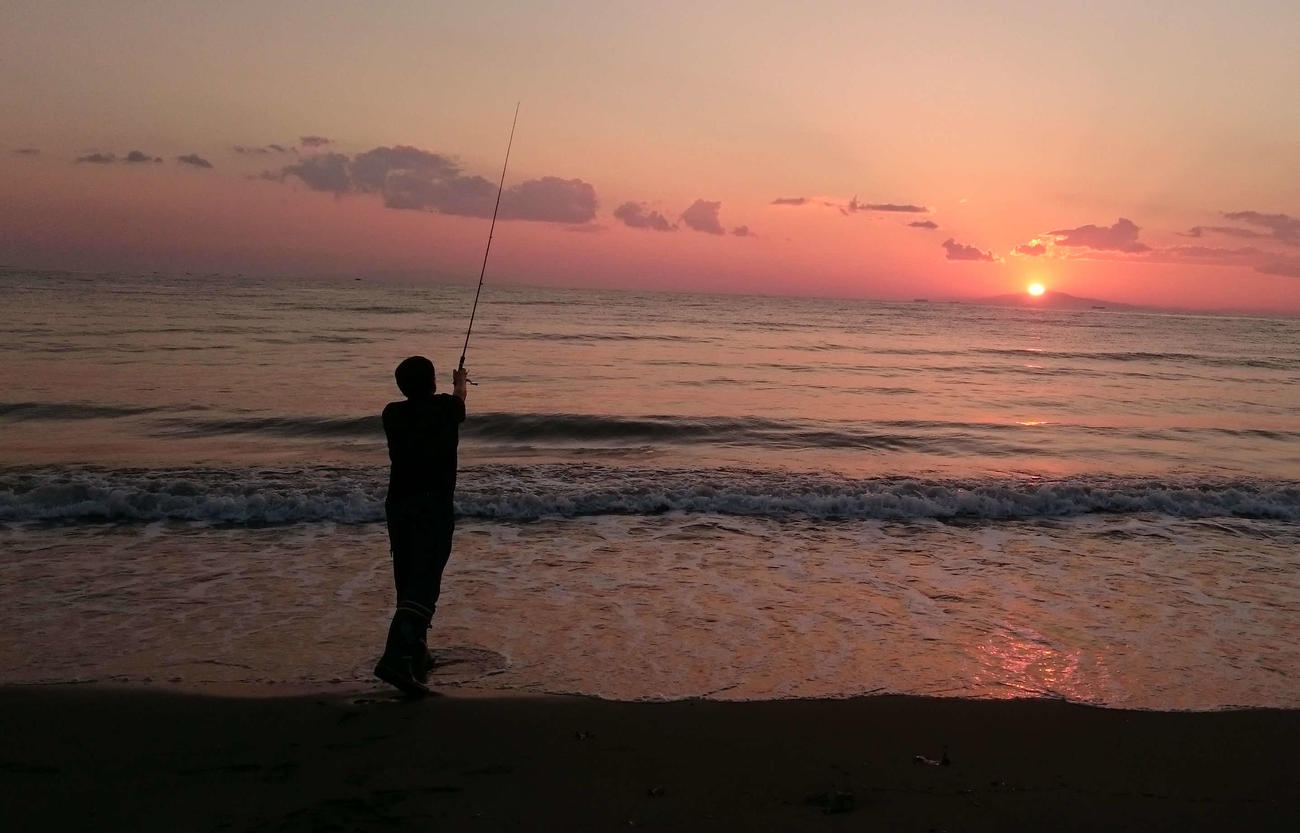夕日に向かってエイッヤー！無心になってサオを振り込んでいると、きれいな日没にも遭遇できる